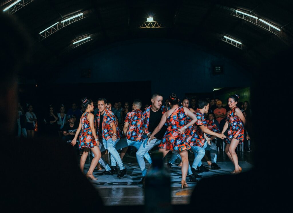 Couple dansant la bachata — cours de danse latine au ComicHall Torcy (77)