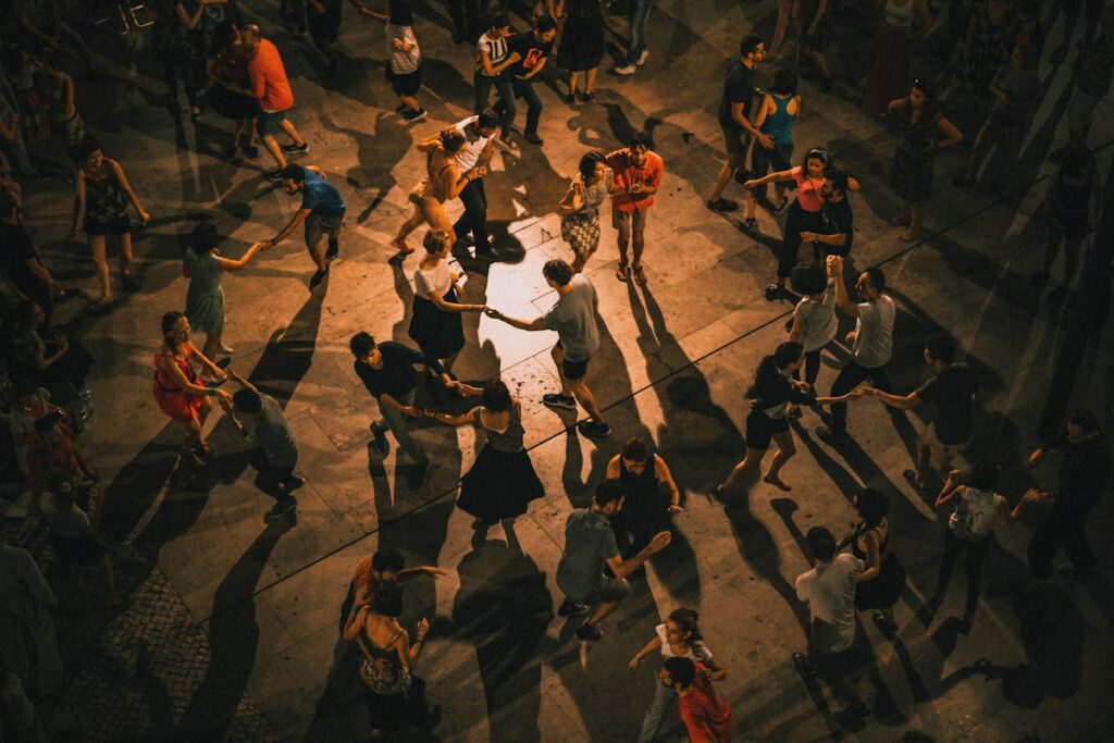 Couple dansant la salsa cubaine — cours de danse au ComicHall Torcy (77)