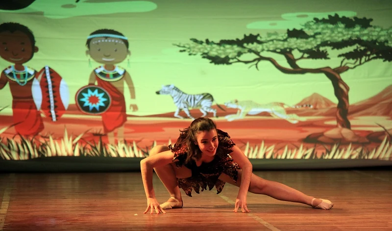 La Magie du Père Noël — danseuse acrobate